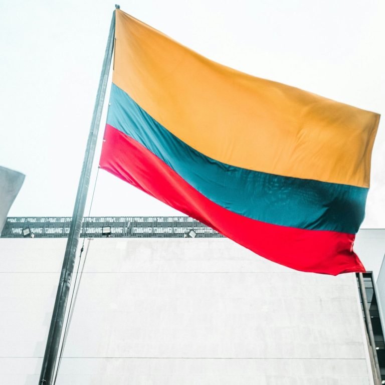 Flagge Kolumbiens in den Farben Gelb, Blau und Rot, weht im Wind.